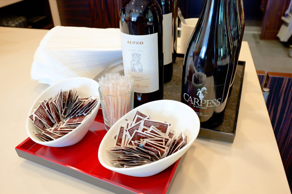 JALファーストクラスラウンジ フランクフルト国際空港 第2ターミナル（国際線）赤ワインと調味料（ペッパー） 夕方