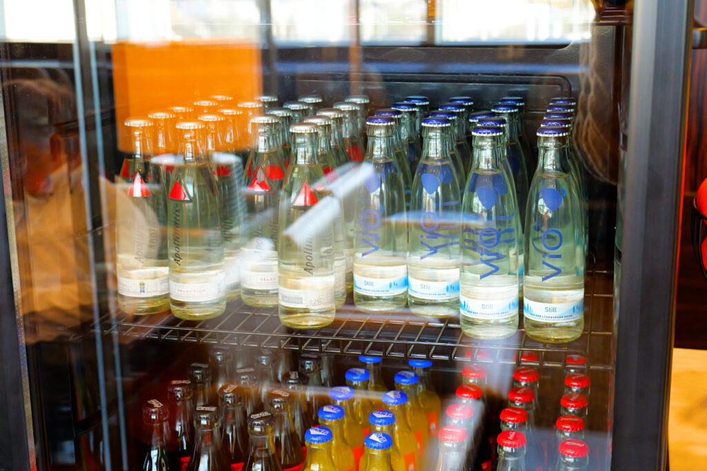 JALファーストクラスラウンジ フランクフルト国際空港 第2ターミナル（国際線）冷蔵庫 アポリナリス（炭酸水）とヴィオ・スティル（ミネラルウォーター） 夕方