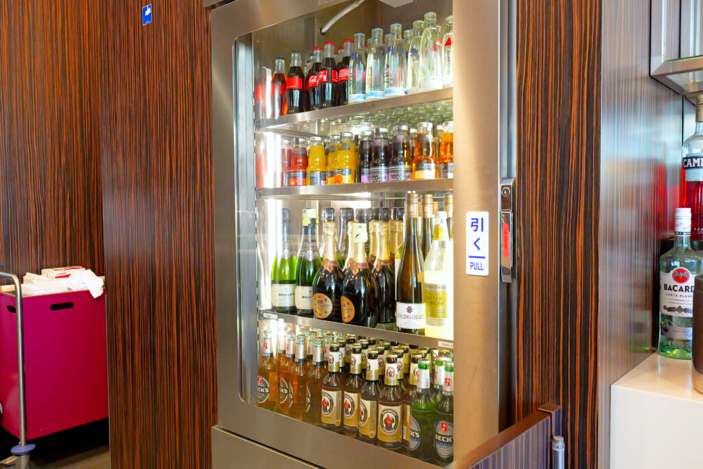 JALファーストクラスラウンジ フランクフルト国際空港 第2ターミナル（国際線）冷蔵庫 飲料 夕方