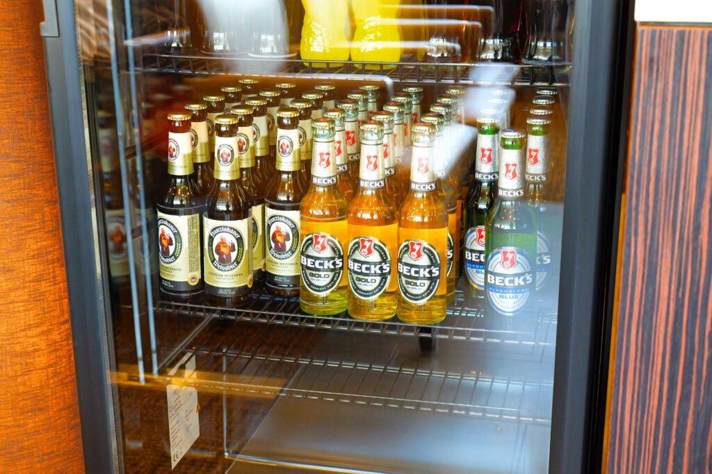 JALファーストクラスラウンジ フランクフルト国際空港 第2ターミナル（国際線）冷蔵庫 瓶ビール 夕方