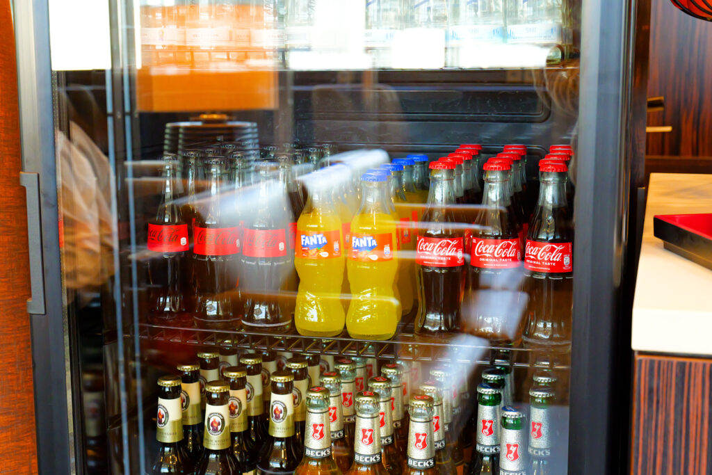 JALファーストクラスラウンジ フランクフルト国際空港 第2ターミナル（国際線）冷蔵庫 コカコーラとファンタオレンジ 夕方