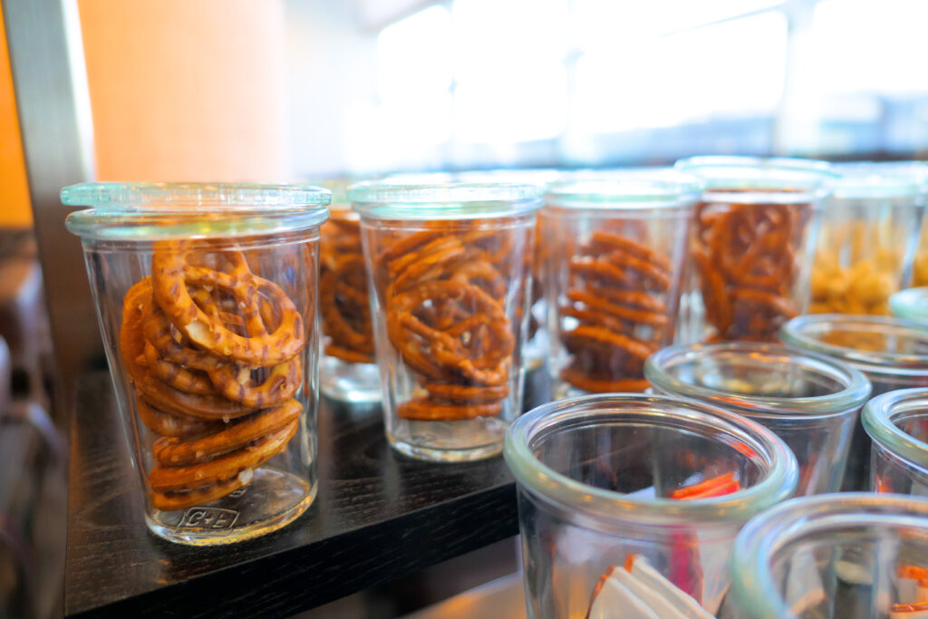 JALファーストクラスラウンジ フランクフルト国際空港 第2ターミナル（国際線）お菓子 プレッツェル 夕方