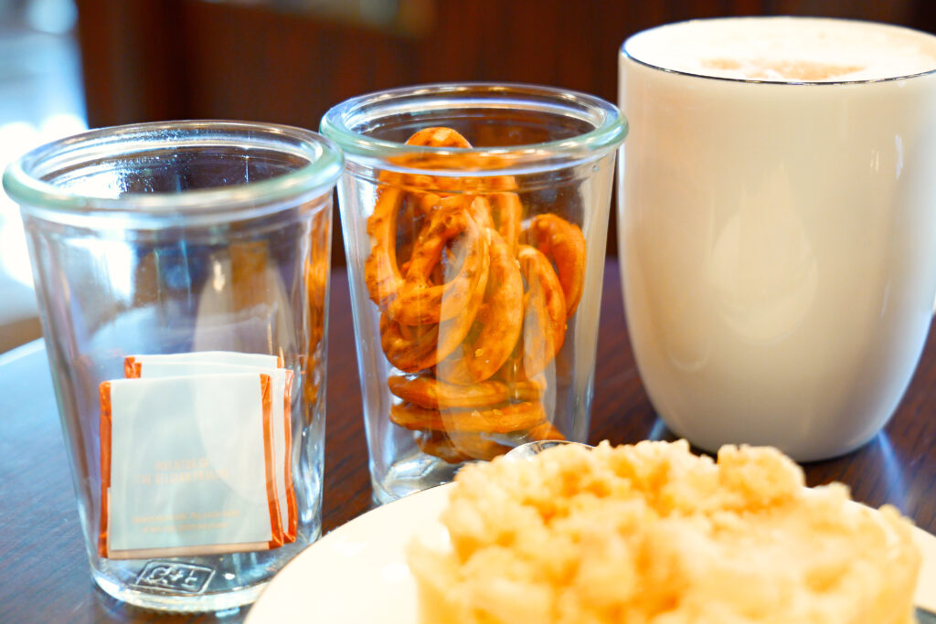 JALファーストクラスラウンジ フランクフルト国際空港 第2ターミナル（国際線） お菓子 チョコレート プレッツェル 夕方