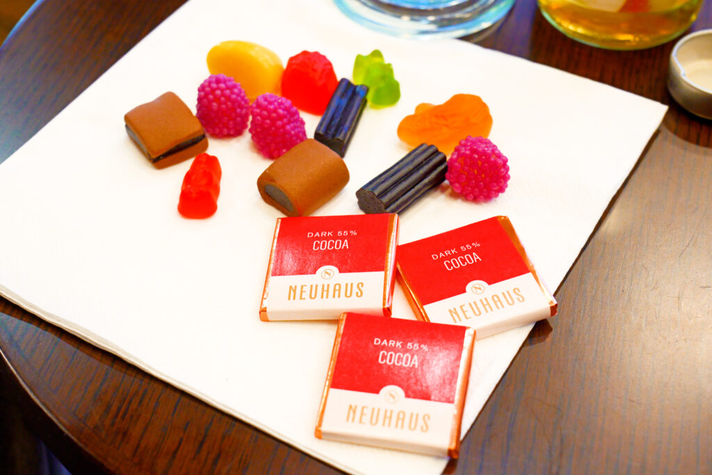 JALファーストクラスラウンジ フランクフルト国際空港 第2ターミナル（国際線） お菓子 チョコレート ハリボー サルミアッキ 夜