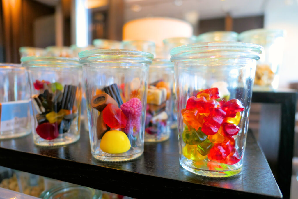 JALファーストクラスラウンジ フランクフルト国際空港 第2ターミナル（国際線）お菓子 ハリボー サルミアッキ 夕方