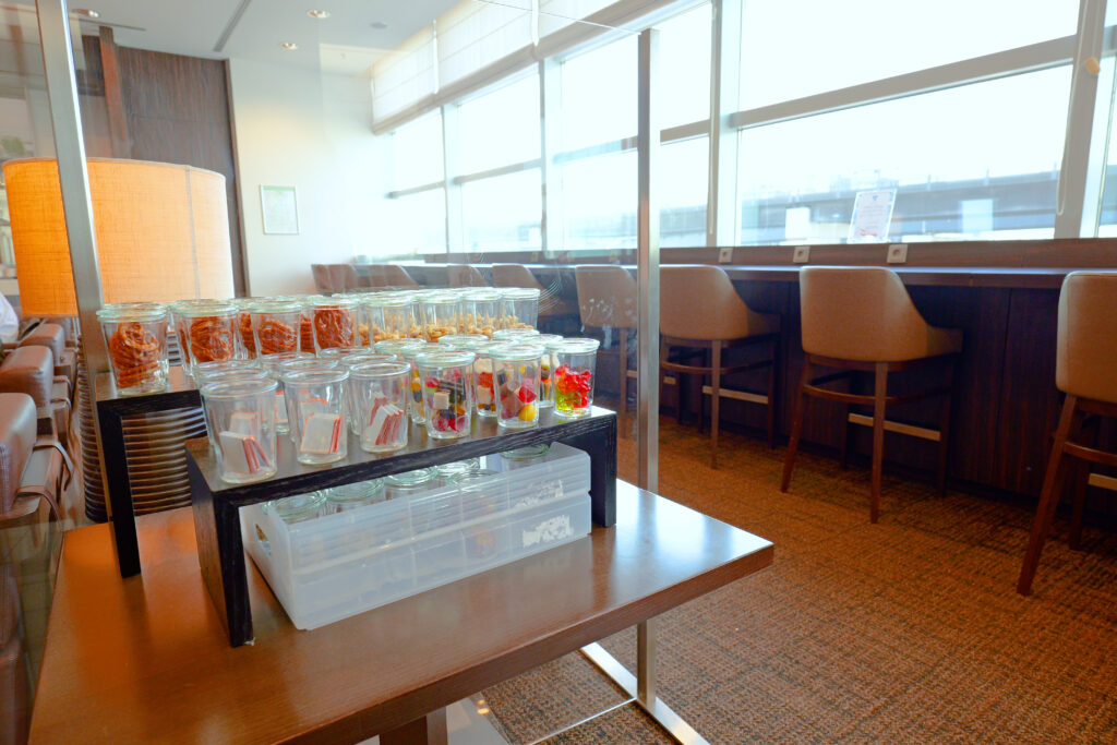 JALファーストクラスラウンジ フランクフルト国際空港 第2ターミナル（国際線） 窓近くのお菓子 夕方