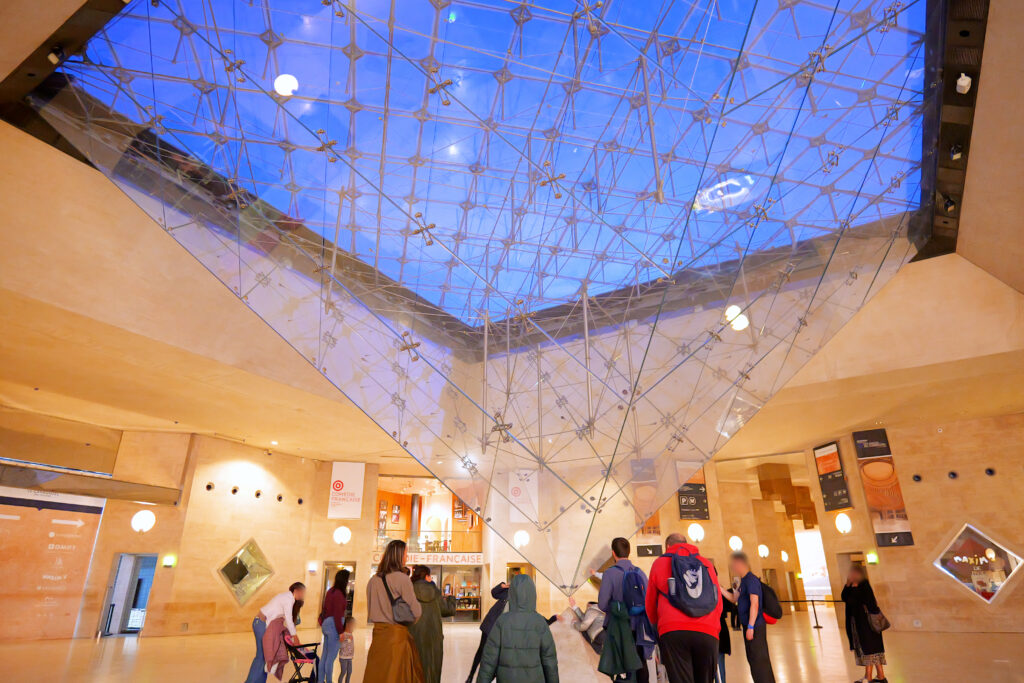 ルーヴル美術館（Musée du Louvre）カルーゼル・デュ・ルーヴル 逆さピラミッド 夜