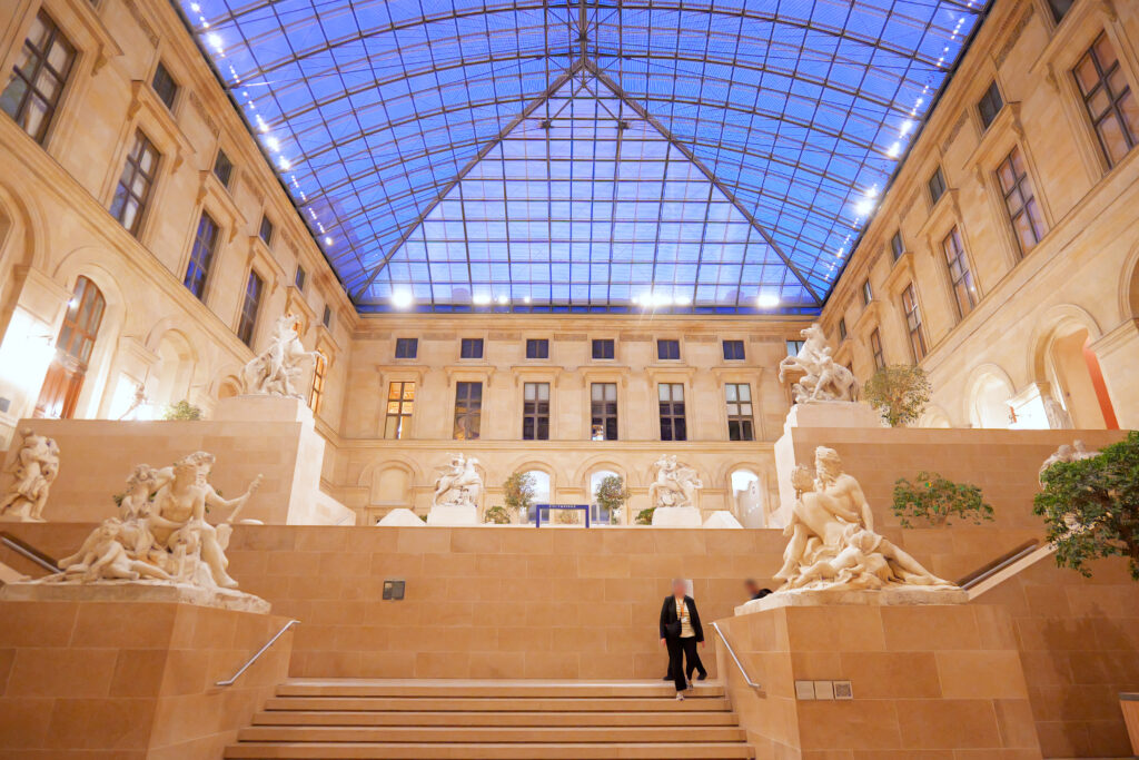 ルーヴル美術館（Musée du Louvre）マルリーの中庭（Cour Marly）夜 正面