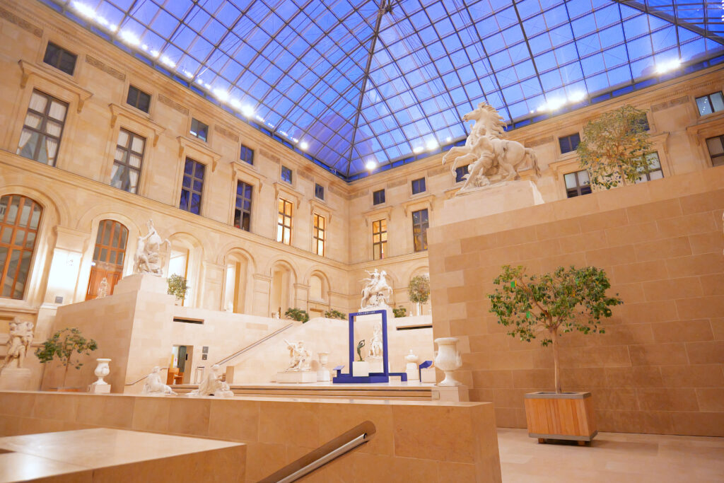 ルーヴル美術館（Musée du Louvre）マルリーの中庭（Cour Marly）夜 横アングル