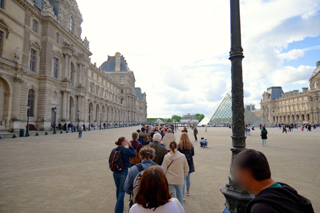 ルーヴル美術館（Musée du Louvre）日中 入場無料の列 ドゥノン翼とルーヴル・ピラミッド