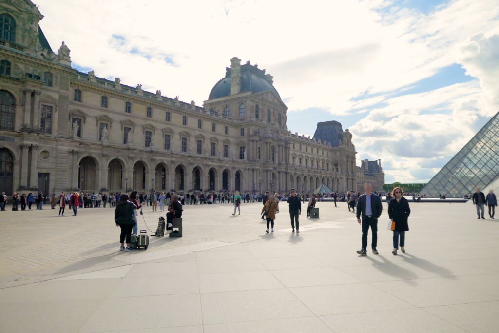 ルーヴル美術館（Musée du Louvre）日中 入場無料の列 デゥノン翼 広角 アングル