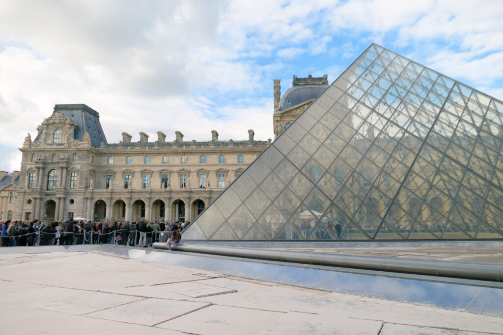 ルーヴル美術館（Musée du Louvre）日中 入場無料の列 リシュリュー翼とルーヴル･ピラミッド