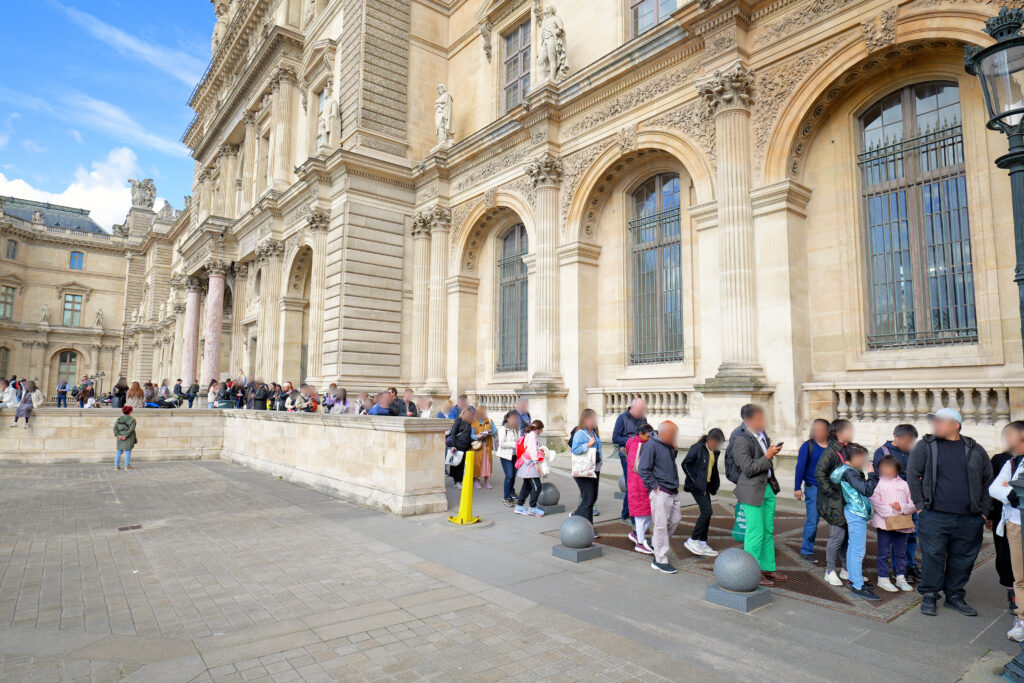 ルーヴル美術館（Musée du Louvre）日中 入場無料の列 シュリー翼