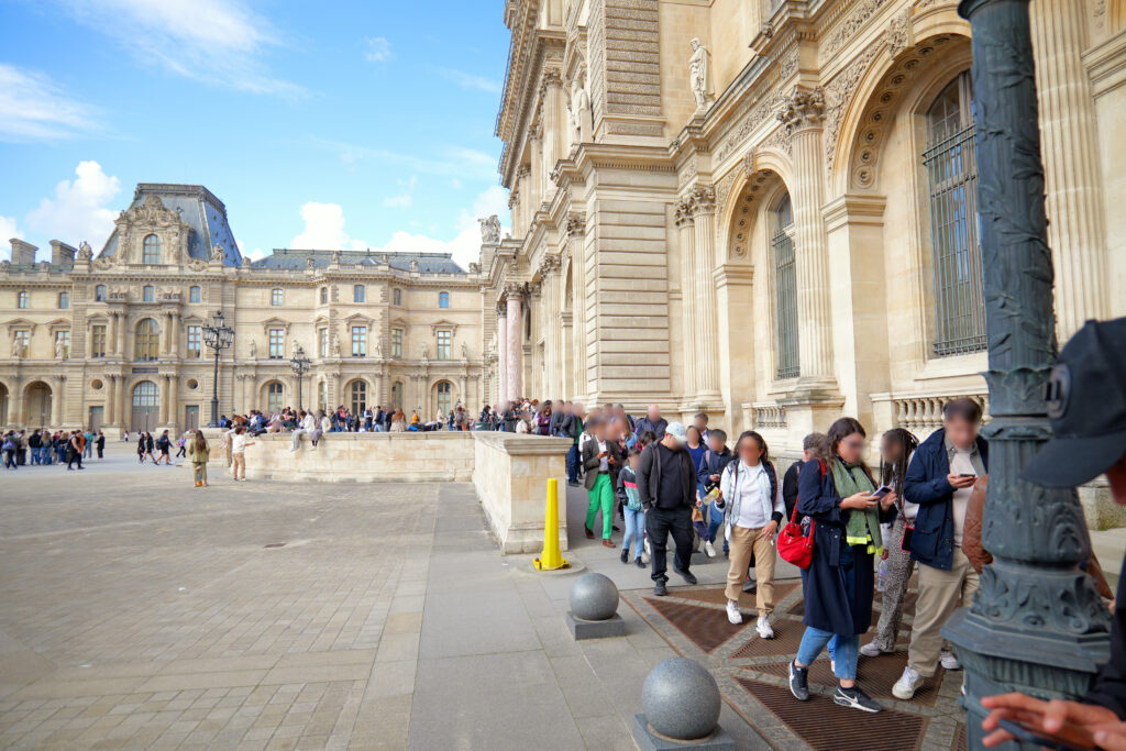 ルーヴル美術館（Musée du Louvre）日中 入場無料の列 シュリー翼とリシュリュー翼