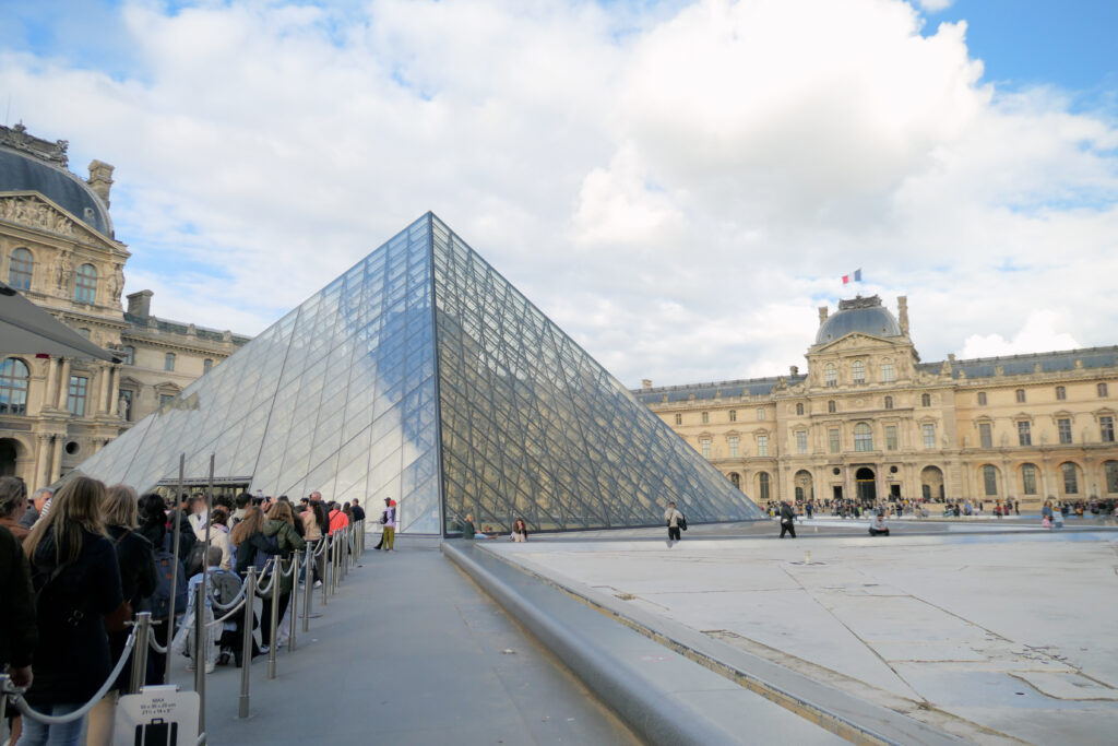 ルーヴル美術館（Musée du Louvre）日中 入場無料の列 リシュリー翼とルーヴル･ピラミッド