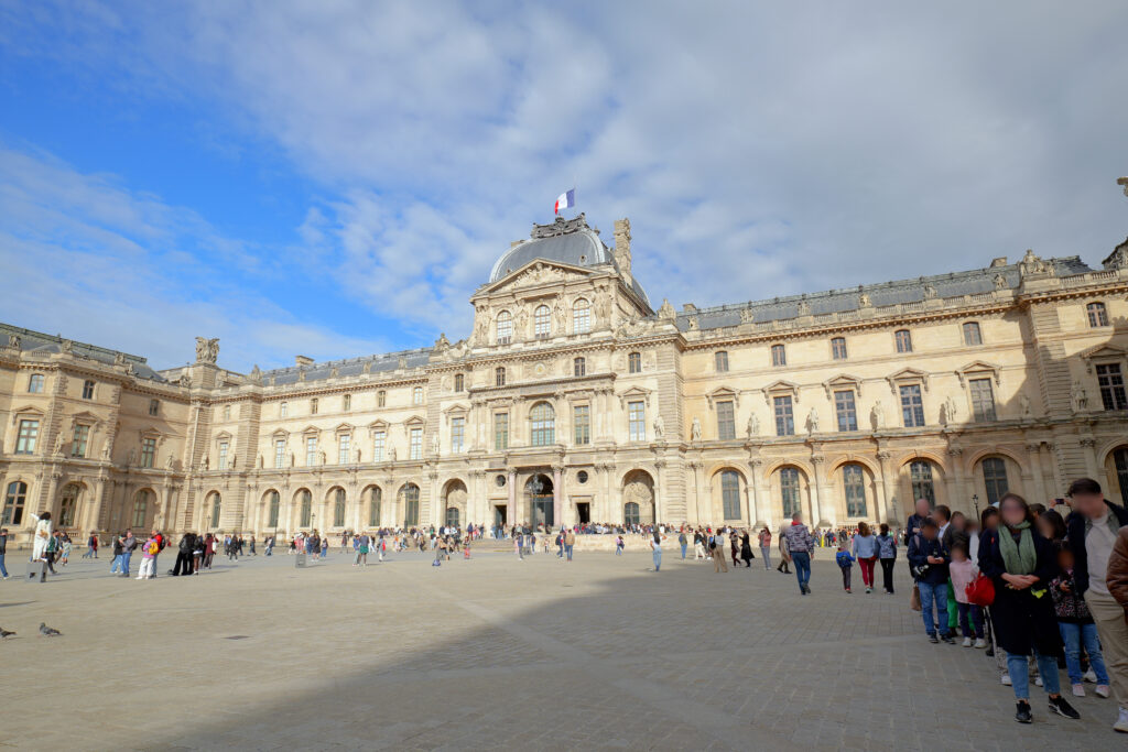 ルーヴル美術館（Musée du Louvre）日中 入場無料の列 シュリー翼 広角 アングル