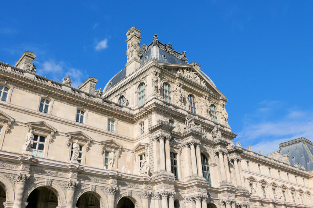 ルーヴル美術館（Musée du Louvre）日中 リシュリュー翼 ファサード（外観）カフェ・アンジェリーナ・パリ テラス