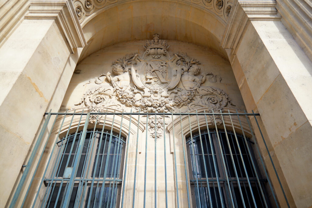 ルーヴル美術館（Musée du Louvre）日中 シュリー翼 ファサード（外観）レリーフ クローズアップ