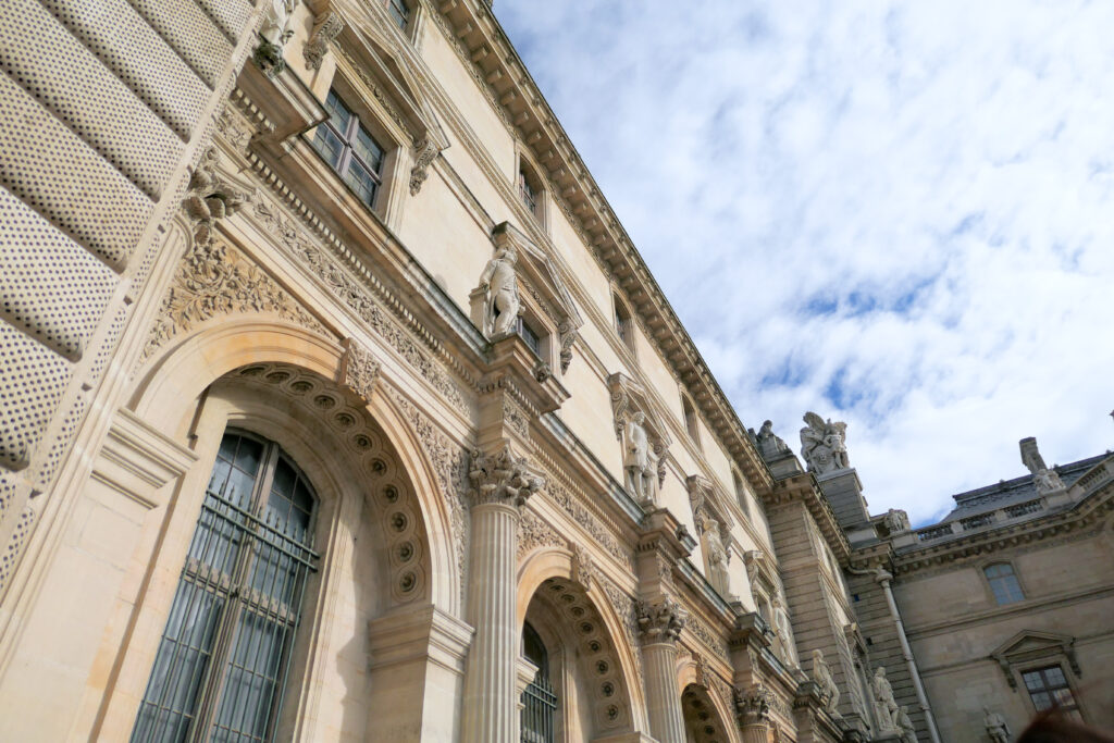 ルーヴル美術館（Musée du Louvre）日中 シュリー翼 レリーフ 上 アングル