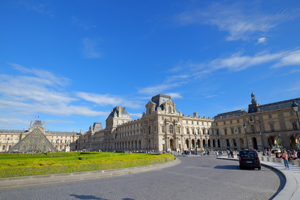 ルーヴル美術館（Musée du Louvre）デゥノン翼とルーヴル・ピラミッド 広角 アングル