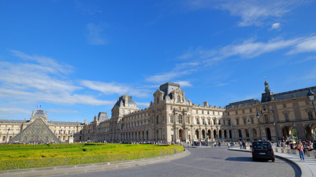 ルーヴル美術館（Musée du Louvre）ドゥノン翼とルーヴル・ピラミッド 広角 アングル