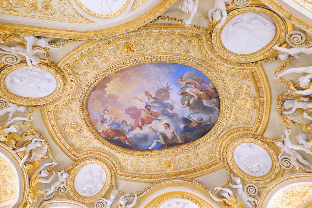 ルーヴル美術館（Musée du Louvre）ドゥノン翼 天井デザイン サロン・オヴァール（Salon Ovale）横 アングル