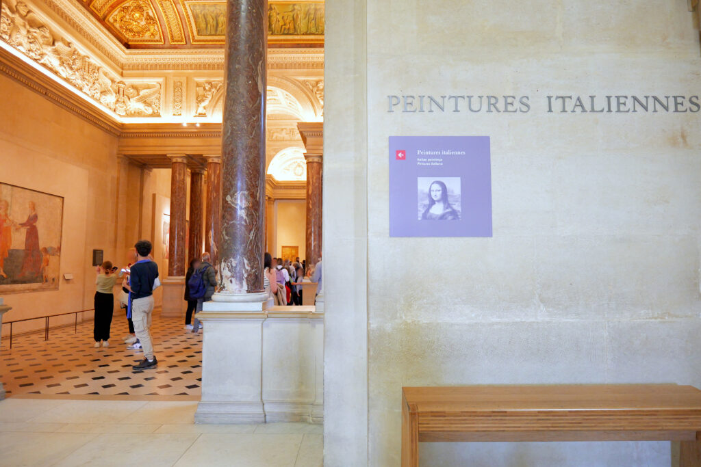 ルーヴル美術館（Musée du Louvre）ドゥノン翼 廊下 モナ・リザ（La Joconde） 看板