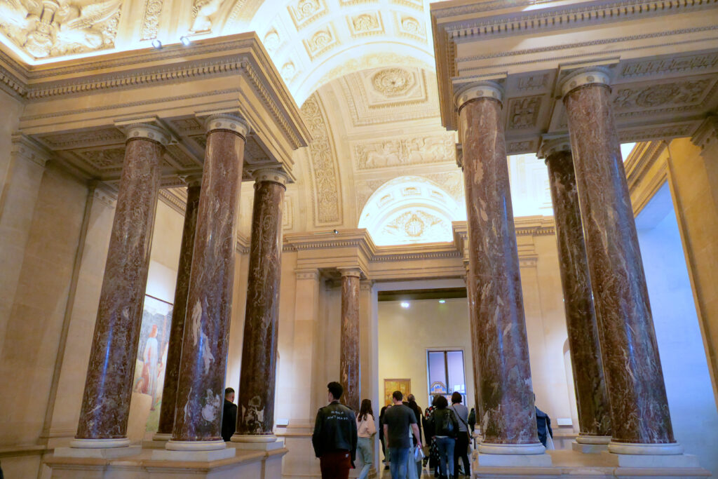 ルーヴル美術館（Musée du Louvre）ドゥノン翼 廊下 柱