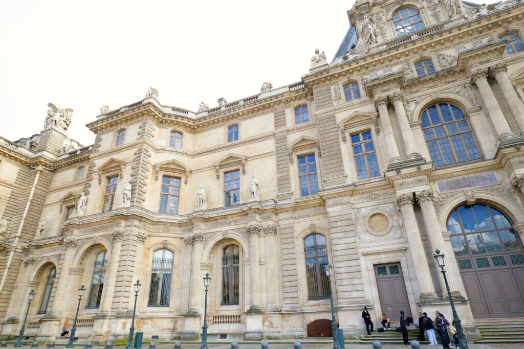 ルーヴル美術館（Musée du Louvre）日中 入場無料の列 ドゥノン翼 ファサード（外観）