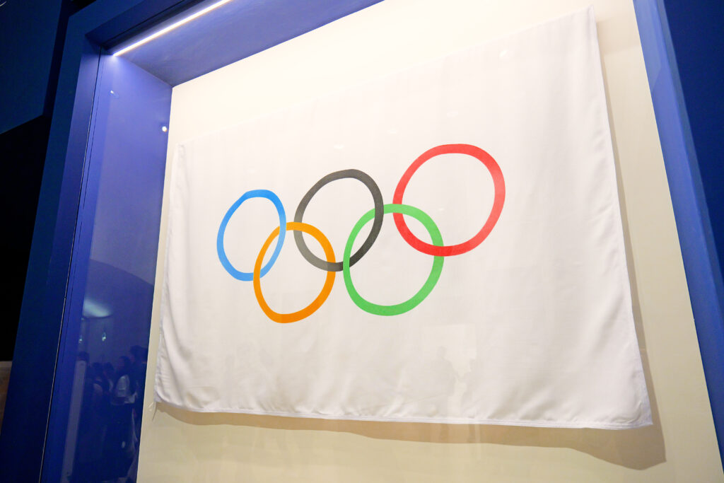 ルーヴル美術館（Musée du Louvre）オリンピックの旗（Drapeau des jeux Olympiques）