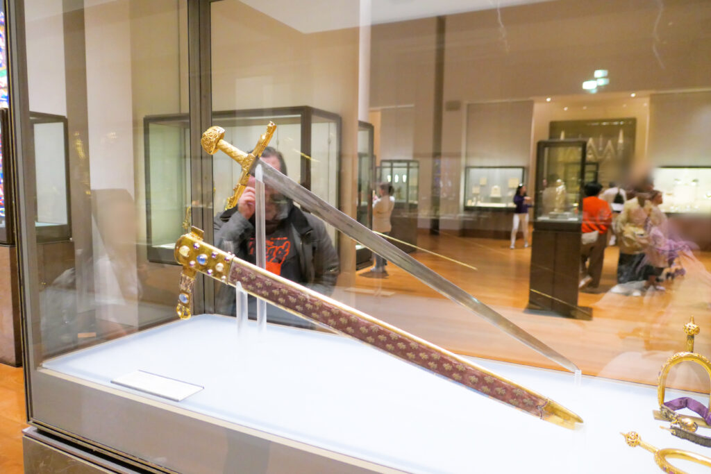 ルーヴル美術館（Musée du Louvre）フランス国王戴冠式の剣・シャルルマーニュの剣・ジョワユーズ（Epée du sacre des rois de France）