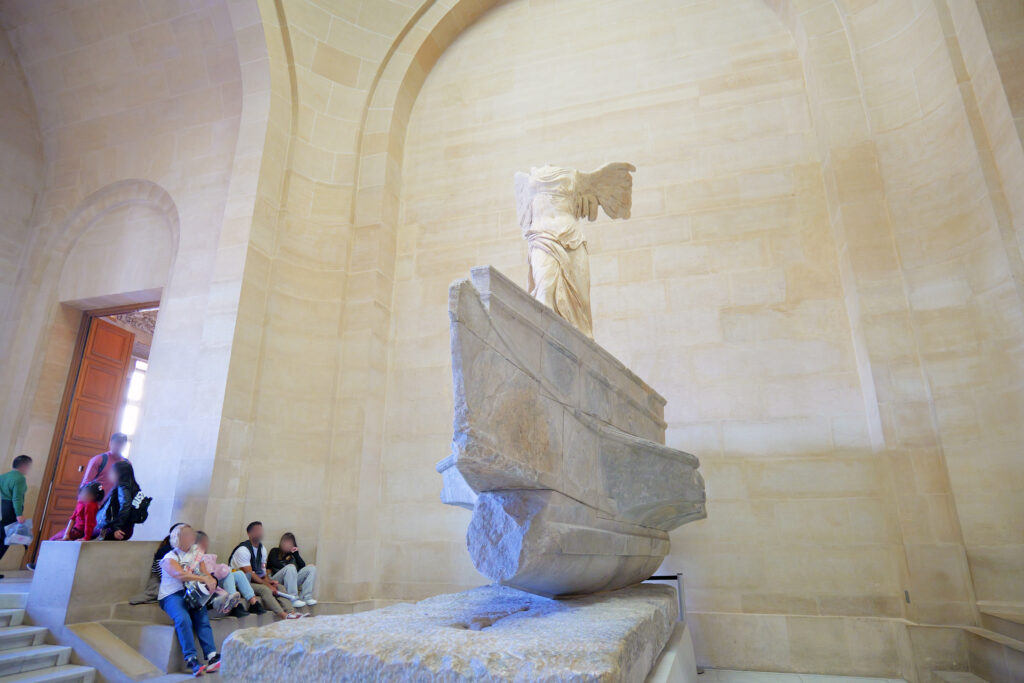 ルーヴル美術館（Musée du Louvre）ダリュの階段（Escalier Daru）サモトラケのニケ（Victoire de Samothrace）横 アングル