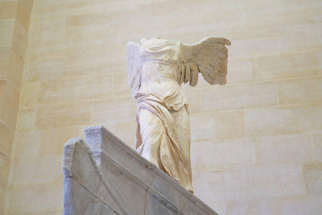 ルーヴル美術館（Musée du Louvre）ダリュの階段（Escalier Daru）サモトラケのニケ（Victoire de Samothrace）横 アングル クローズアップ