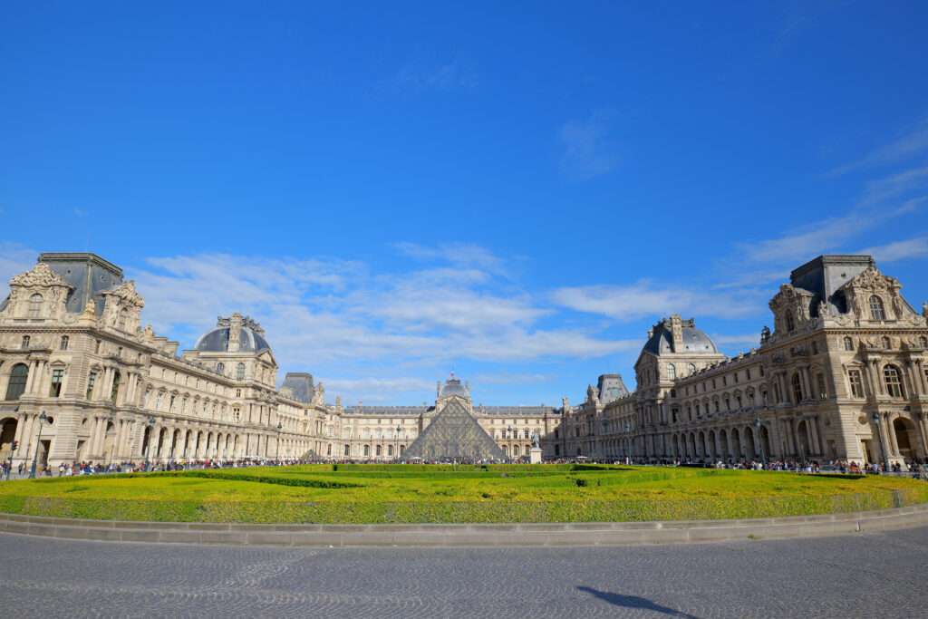 ルーヴル美術館（Musée du Louvre）正面 広角