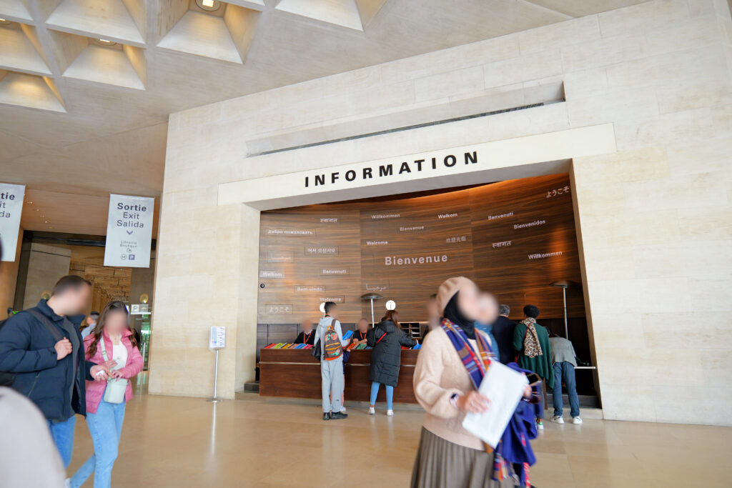 ルーヴル美術館（Musée du Louvre）インフォメーションカウンター 横 アングル