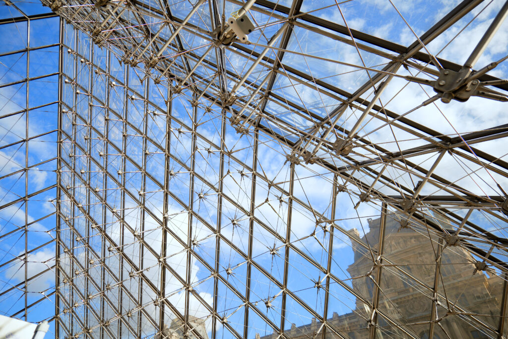 ルーヴル美術館（Musée du Louvre）ルーヴル･ピラミッドの内側 日中 クローズアップ