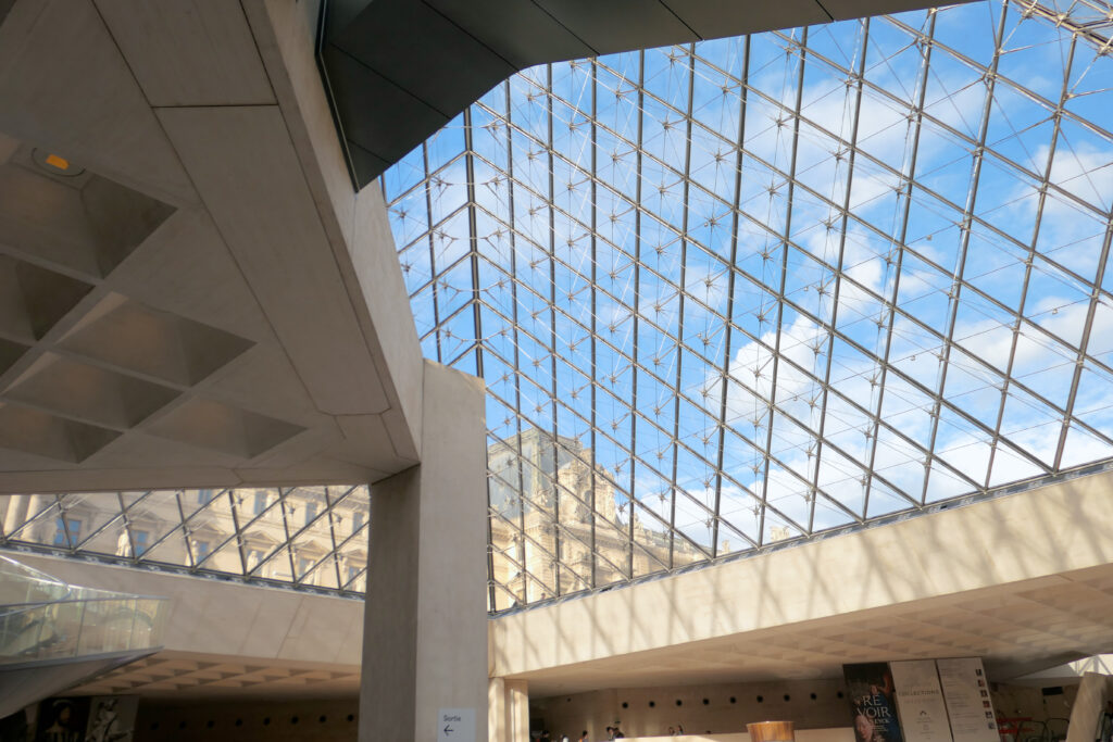 ルーヴル美術館（Musée du Louvre）ルーヴル･ピラミッドの内側（ナポレオンホール） 日中 空 景色 エスカレーター