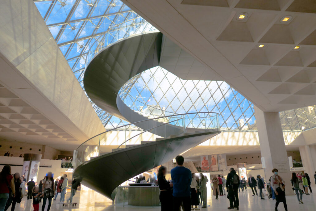 ルーヴル美術館（Musée du Louvre）ルーヴル･ピラミッドの内側（ナポレオンホール） 日中 螺旋階段