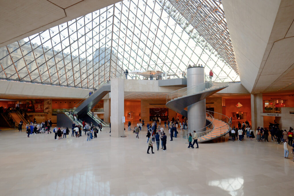 ルーヴル美術館（Musée du Louvre）ルーヴル･ピラミッドの内側（ナポレオンホール） 日中 広角 アングル