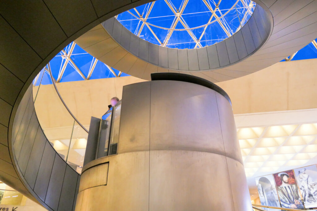 ルーヴル美術館（Musée du Louvre）ルーヴル･ピラミッドの内側（ナポレオンホール） 夜 エレベーター 下降中