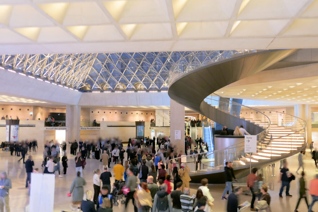 ルーヴル美術館（Musée du Louvre）ルーヴル･ピラミッドの内側（ナポレオンホール） 夜 広角 アングル