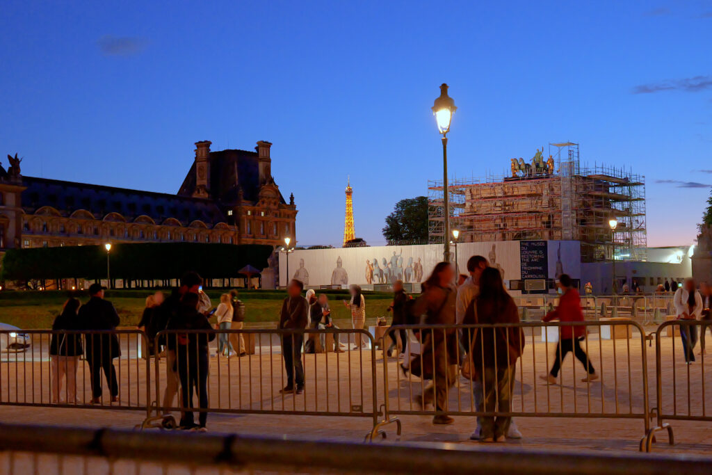 ルーヴル美術館（Musée du Louvre）夜 カルーゼル凱旋門（Arc de Triomphe du Carrousel）とエッフェル塔（Tour Eiffel）