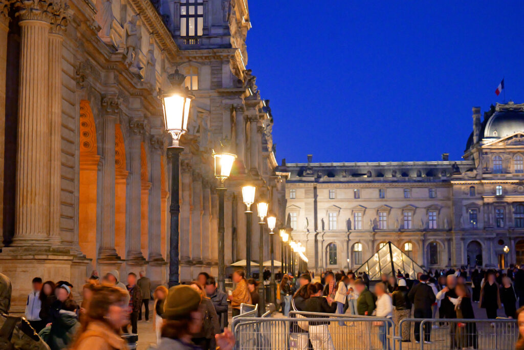 ルーヴル美術館（Musée du Louvre）夜 リシュリュー翼 外灯