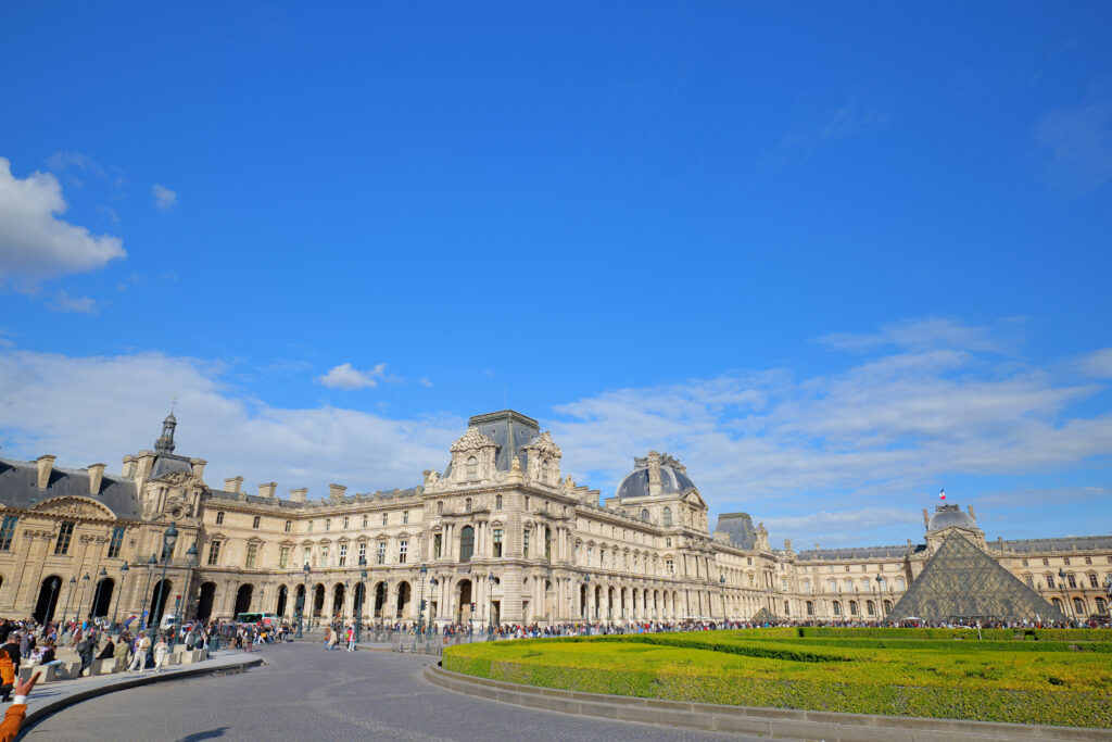 ルーヴル美術館（Musée du Louvre）リシュリュー翼とルーヴル・ピラミッド 広角 アングル