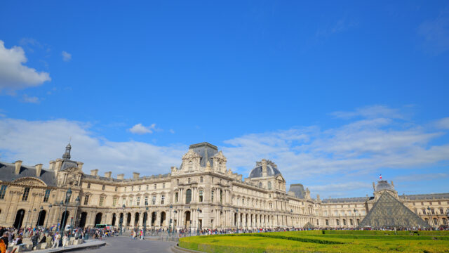 ルーヴル美術館（Musée du Louvre）リシュリュー翼とルーヴル・ピラミッド 広角 アングル