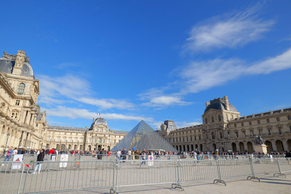 ルーヴル美術館（Musée du Louvre）ルーヴル・ピラミッドと柵 横 広角 アングル