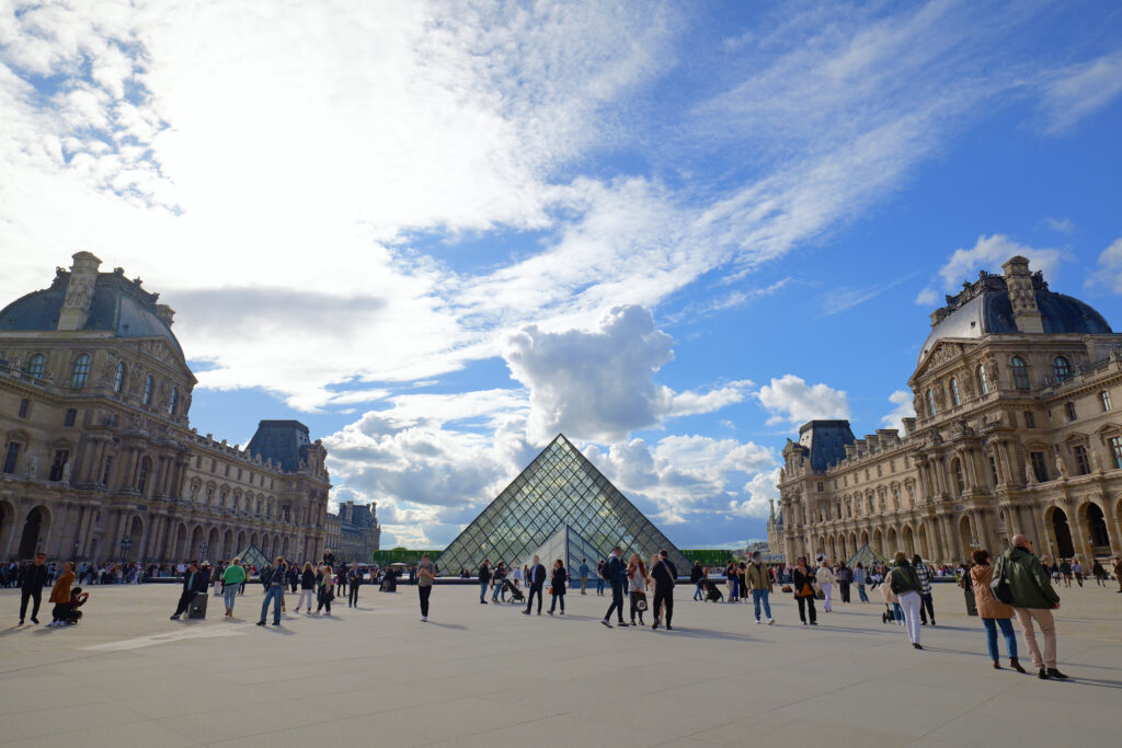 ルーヴル美術館（Musée du Louvre）ルーヴル・ピラミッド 後ろ 広角 アングル