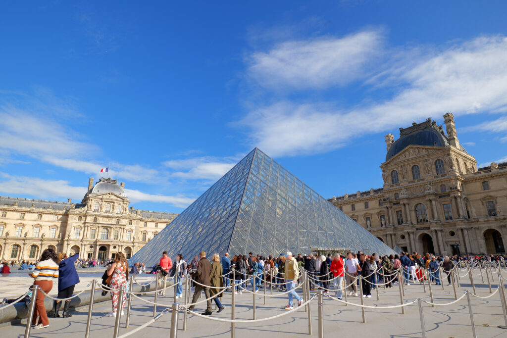 ルーヴル美術館（Musée du Louvre）ルーヴル・ピラミッド 日中 横 ローアングル