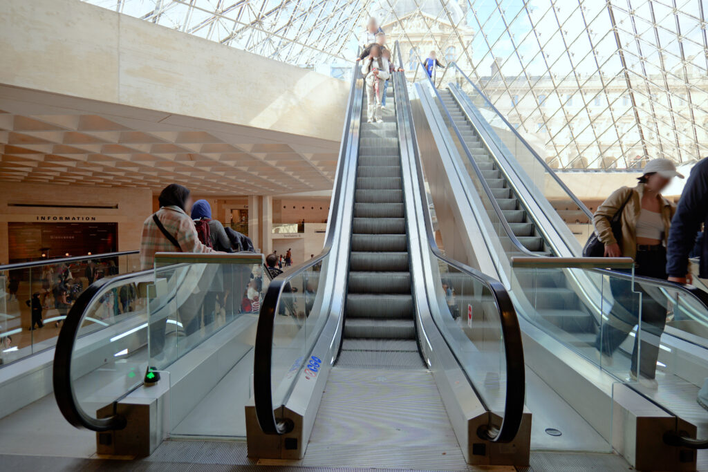 ルーヴル美術館（Musée du Louvre）ルーヴル･ピラミッド　日中 エスカレーター