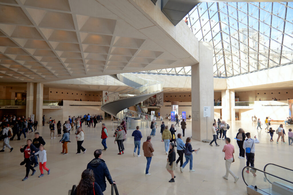 ルーヴル美術館（Musée du Louvre）ルーヴル･ピラミッドの内側（ナポレオンホール） 日中 エスカレーター